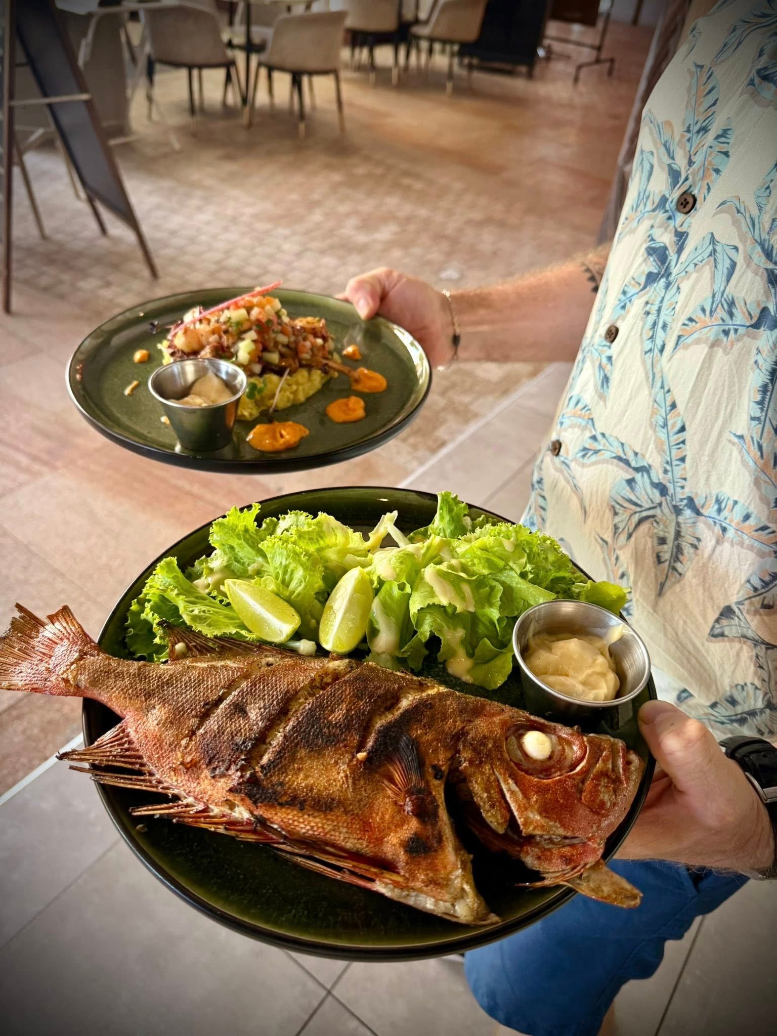 Poisson entier grillé servi avec salade et tartare