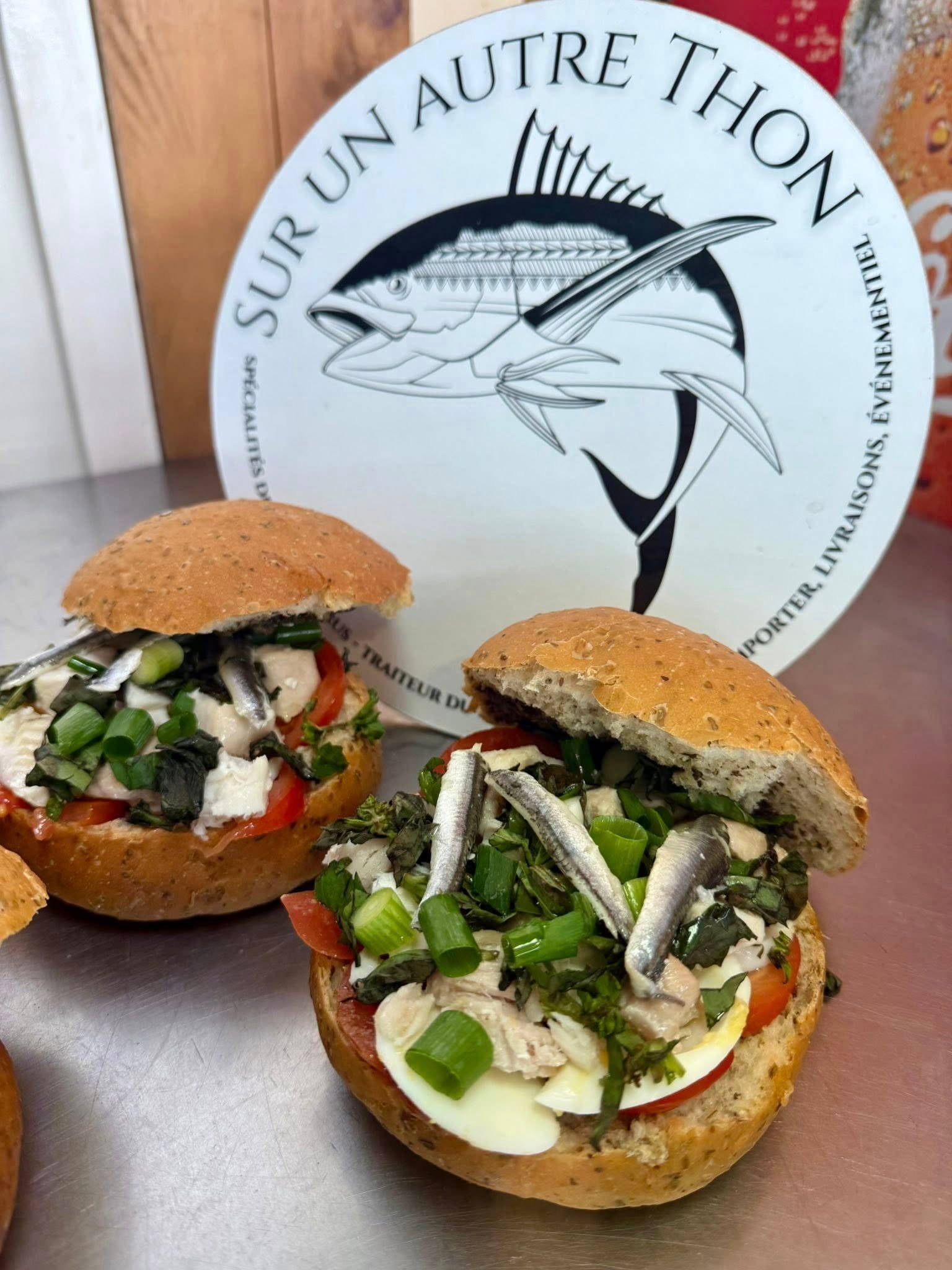Sandwichs garnis de poisson et d'herbes